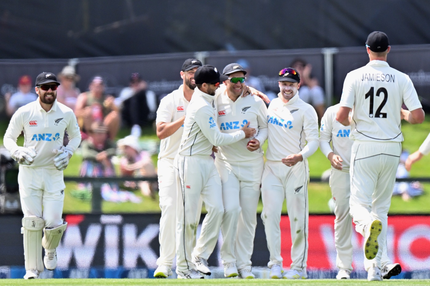 New Zealand crashes Bangladesh in the 2nd Test